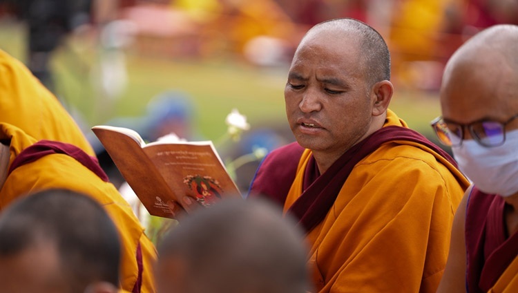 Một vị Tăng trong số khán giả đang theo dõi bản Kinh "Ba mươi bảy Pháp hành của Bồ tát" vào ngày Pháp hội đầu tiên của Thánh Đức Đạt Lai Lạt Ma tại Sân bãi Thuyết Pháp Shewatsel ở Leh, Ladakh UT, Ấn Độ vào 21 tháng 7, 2023. Ảnh của Tenzin Choejor