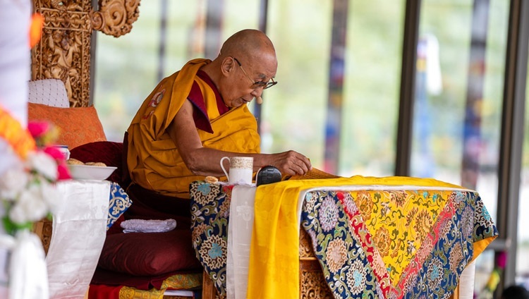 Thánh Đức Đạt Lai Lạt Ma bình luận về bản văn "Ba mươi bảy Pháp hành của Bồ tát" vào ngày thuyết Pháp đầu tiên tại Sân bãi Thuyết Pháp Shewatsel ở Leh, Ladakh UT, Ấn Độ vào 21 tháng 7, 2023. Ảnh của Tenzin Choejor