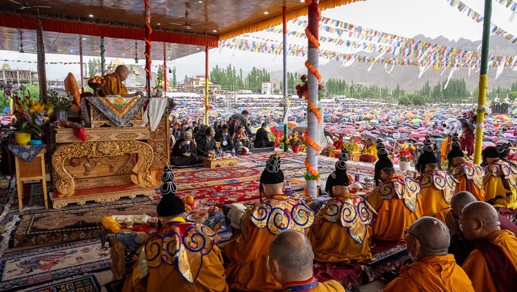 Thánh Đức Đạt Lai Lạt Ma ban quán đảnh Quán Thế Âm cho Hội chúng khoảng 65.000 người tại Sân bãi thuyết Pháp Shewatsel ở Leh, Ladakh, Ấn Độ vào 23 tháng 7, 2023. Ảnh của Tenzin Choejor