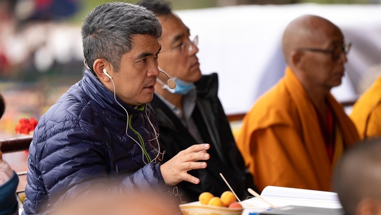Thông dịch viên tiếng Trung Quốc - một trong 15 ngôn ngữ hiện hữu dưới dạng phát sóng trực tiếp - phiên dịch những lời dạy của Thánh Đức Đạt Lai Lạt Ma vào ngày Pháp hội thứ hai tại Sân bãi thuyết Pháp Shewatsel ở Leh, Ladakh, Ấn Độ vào 23 tháng 7, 2023. Ảnh của Tenzin Choejor