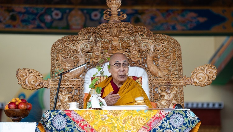 Thánh Đức Đạt Lai Lạt Ma ban quán đảnh Quán Thế Âm vào ngày thuyết Pháp thứ hai tại Sân bãi thuyết Pháp Shewatsel ở Leh, Ladakh, Ấn Độ vào 23 tháng 7, 2023. Ảnh của Tenzin Choejor