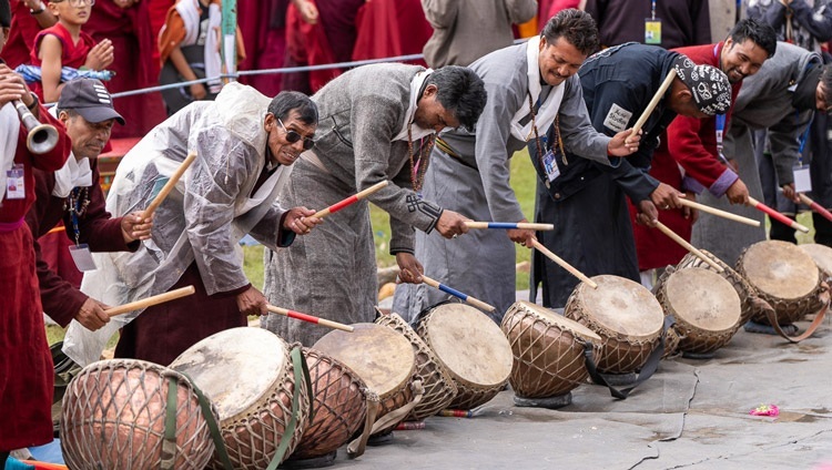 Một nhóm người đang chơi trống Ladakh khi Thánh Đức Đạt Lai Lạt Ma khởi hành về Dinh thự của Ngài vào lúc kết thúc ngày Pháp hội thứ hai tại Sân bãi thuyết Pháp Shewatsel ở Leh, Ladakh, Ấn Độ vào 23 tháng 7, 2023. Ảnh của Tenzin Choejor