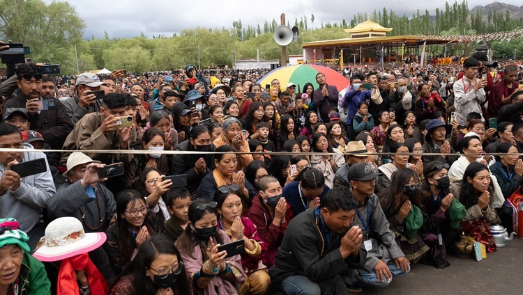 Một số người trong Hội chúng khoảng 65.000 người đang cung đợi Thánh Đức Đạt Lai Lạt Ma quang lâm đến Sân bãi thuyết Pháp Shewatsel vào ngày thuyết Pháp thứ hai ở Leh, Ladakh, Ấn Độ vào 23 tháng 7, 2023. Ảnh của Tenzin Choejor