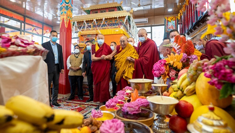 Thánh Đức Đạt Lai Lạt Ma quang lâm đến gian Lều của Sân bãi thuyết Pháp Shewatsel để tham dự lễ cầu nguyện Trường thọ của Ngài ở Leh, Ladakh, Ấn Độ vào 24 tháng 7, 2023. Ảnh của Tenzin Choejor