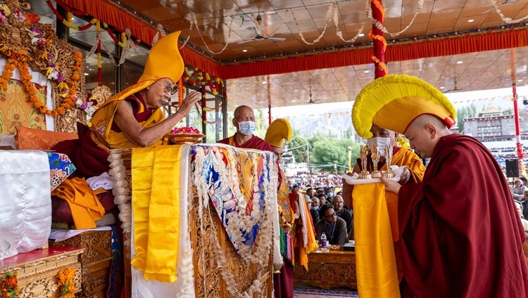 Taktsak Kundeling Rinpoché dâng lên cúng dường một Mạn đà la lớn trong buổi lễ cầu nguyện Trường thọ lên Thánh Đức Đạt Lai Lạt Ma tại Sân bãi thuyết Pháp Shewatsel ở Leh, Ladakh, Ấn Độ vào 24 tháng 7, 2023. Ảnh của Tenzin Choejor