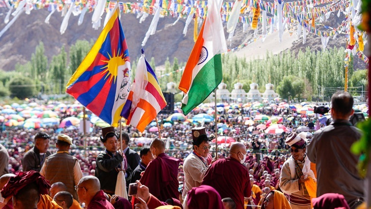 Kết thúc cuộc diễu hành cung rước lễ vật bao gồm Quốc kỳ Tây Tạng, Ấn Độ và Cờ Phật giáo trong buổi cầu nguyện Trường thọ của Thánh Đức Đạt Lai Lạt Ma tại Sân bãi thuyết Pháp Shewatsel ở Leh, Ladakh, Ấn Độ vào 24 tháng 7, 2023. Ảnh của Thượng toạ Zamling Norbu
