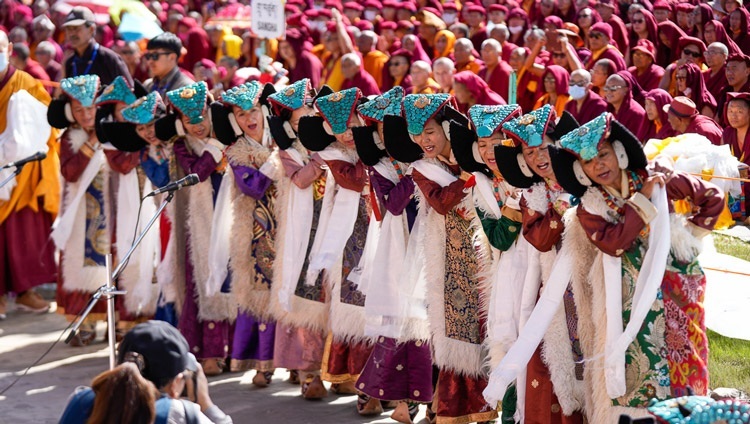 Những người phụ nữ Ladakhi trong trang phục truyền thống biểu diễn trong buổi lễ cầu nguyện Trường thọ dâng lên Thánh Đức Đạt Lai Lạt Ma tại Sân bãi thuyết Pháp Shewatsel ở Leh, Ladakh, Ấn Độ vào 24 tháng 7, 2023. Ảnh của Thượng toạ Zamling Norbu