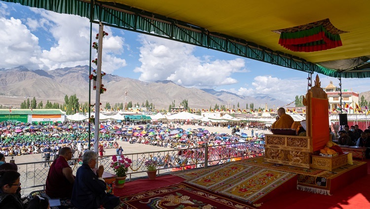 Thánh Đức Đạt Lai Lạt Ma nói chuyện với Hội chúng gồm hơn 5000 thành viên của cộng đồng Tây Tạng ở Ladakh trong chuyến viếng thăm Trường Làng Trẻ em Tây Tạng (TCV) Choglamsar ở Leh, Ladakh, Ấn Độ vào 26 tháng 7, 2023. Ảnh của Tenzin Choejor
