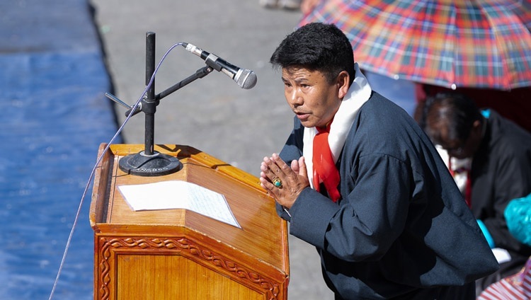 Sonam Tsering - trưởng ban tổ chức chương trình - đã có lời cảm ơn Thánh Đức Đạt Lai Lạt Ma đã viếng thăm Trường Làng Trẻ em Tây Tạng (TCV) Choglamsar để nói chuyện với các thành viên của cộng đồng Tây Tạng ở Ladakh ở Leh, Ladakh, Ấn Độ vào 26 tháng 7, 2023. Ảnh bởi Tenzin Choejor