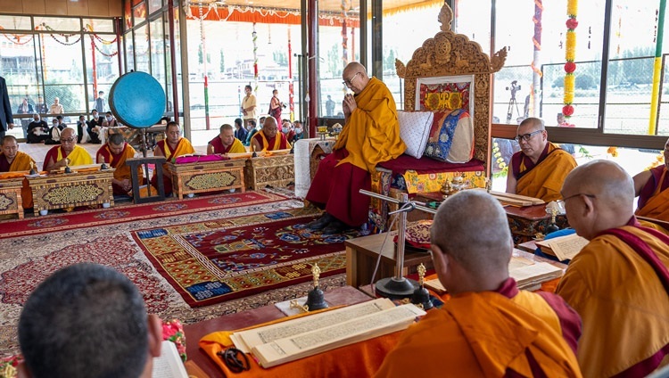 Thánh Đức Đạt Lai Lạt Ma cùng chư Tăng tụng nghi lễ Thời Luân tại Sân bãi thuyết Pháp Sehewatsel ở Leh, Ladakh, Ấn Độ vào 31 tháng 7, 2023. Ảnh của Tenzin Choejor