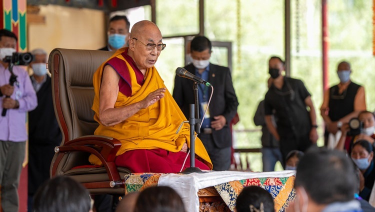 Thánh Đức Đạt Lai Lạt Ma nói chuyện với các đại biểu tham dự Hội nghị Đại Hội đồng thường niên U-tsang tại Sân bãi thuyết Pháp Sehewatsel ở Leh, Ladakh, Ấn Độ vào 31 tháng 7, 2023. Ảnh của Tenzin Choejor