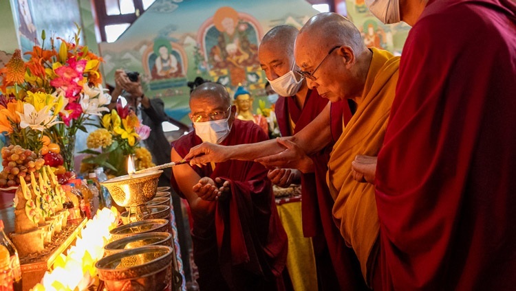 Thánh Đức Đạt Lai Lạt Ma thắp một ngọn đèn bơ trong ngôi chùa dưới Đại Tượng Phật ở Stok, Leh, Ladakh, Ấn Độ vào 31 tháng 7, 2023. Ảnh của Tenzin Choejor
