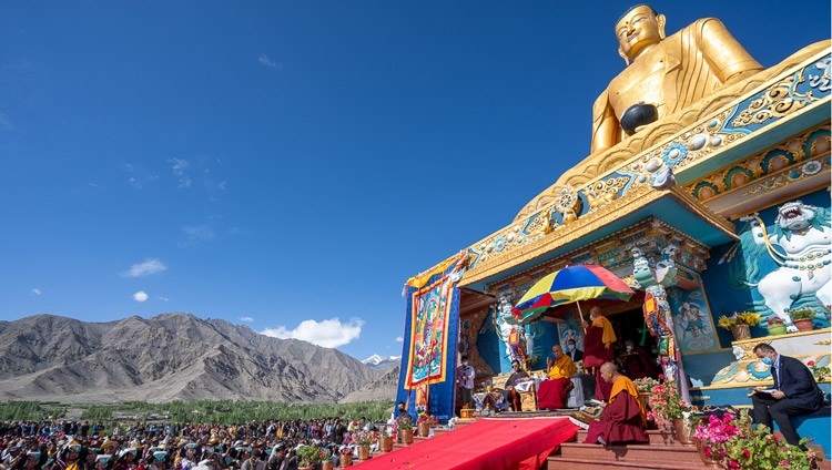 Thánh Đức Đạt Lai Lạt Ma nói chuyện với đám đông vân tập tại Đại Tượng Phật ở Stok, Leh, Ladakh, Ấn Độ vào 31 tháng 7, 2023. Ảnh của Tenzin Choejor