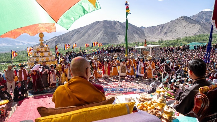 Một đoàn múa địa phương trong trang phục truyền thống biểu diễn trong chuyến viếng thăm của Thánh Đức Đạt Lai Lạt Ma đến Đại Tượng Phật ở Stok, Leh, Ladakh, Ấn Độ vào 31 tháng 7, 2023. Ảnh của Tenzin Choejor