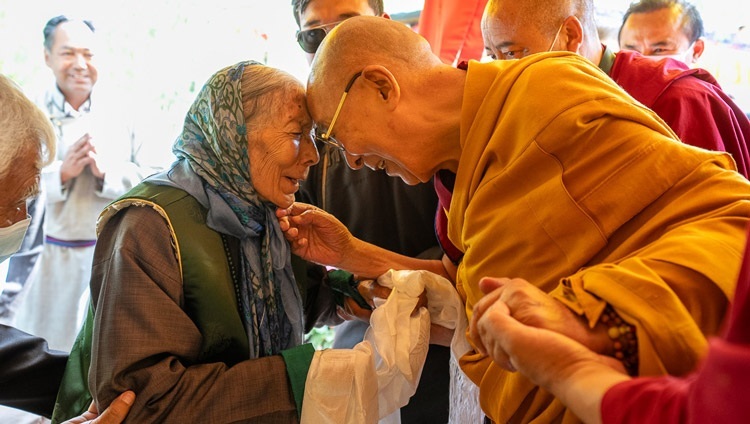 Thánh Đức Đạt Lai Lạt Ma trao đổi lời chào với Stok Gyalmo khi Ngài quang lâm đến dinh thự của bà ở Stok, Leh, Ladakh, Ấn Độ vào 31 tháng 7, 2023. Ảnh của Tenzin Choejor