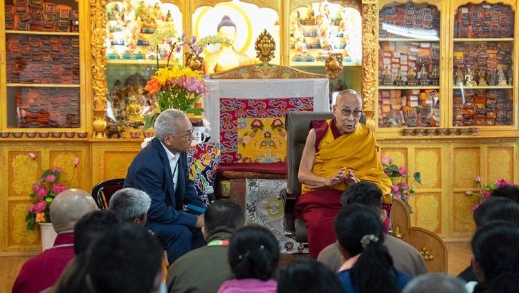 Thánh Đức Đạt Lai Lạt Ma gặp gỡ các thành viên cốt lõi của nhóm “Nghiên cứu Kinh nghiệm Giáo dục Học sinh” ở Ladakh tại dinh thự của Ngài ở Shewatsel, Leh, Ladakh, Ấn Độ vào 10 tháng 8, 2023. Ảnh của Tenzin Choejor