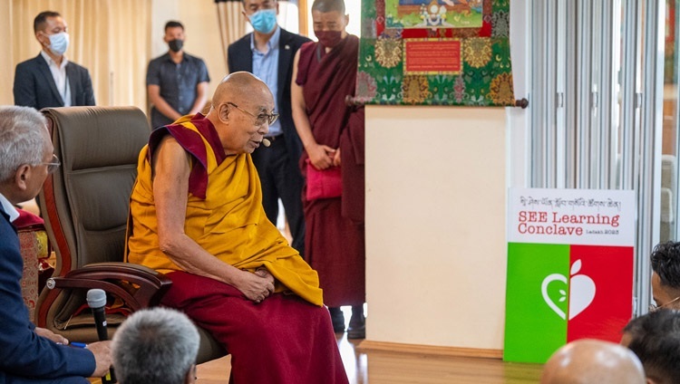 Thánh Đức Đạt Lai Lạt Ma nói chuyện với các thành viên cốt lõi của nhóm Nghiên cứu Kinh nghiệm Giáo dục Học sinh ở Ladakh tại Dinh thự của Ngài ở Shewatsel, Leh, Ladakh, Ấn Độ vào 10 tháng 8, 2023. Ảnh của Tenzin Choejor