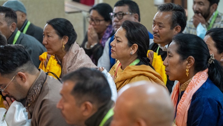 Các thành viên của khán giả đang lắng nghe Thánh Đức Đạt Lai Lạt Ma trong cuộc gặp gỡ của Ngài với các thành viên cốt lõi của nhóm Nghiên cứu Kinh nghiệm Giáo dục Học sinh ở Ladakh tại dinh thự của Ngài ở Shewatsel, Leh, Ladakh, Ấn Độ vào 10 tháng 8, 2023. Ảnh của Tenzin Choejor