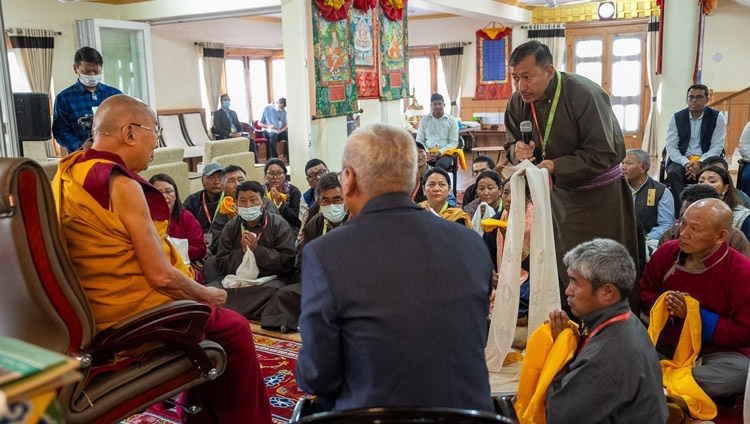 Một thành viên của khán giả hỏi Thánh Đức Đạt Lai Lạt Ma một câu hỏi trong cuộc gặp gỡ của Ngài với các thành viên cốt lõi của nhóm Nghiên cứu Kinh nghiệm Giáo dục Học sinh ở Ladakh tại Dinh thự của Ngài ở Shewatsel, Leh, Ladakh, Ấn Độ vào 10 tháng 8, 2023. Ảnh của Tenzin Choejor