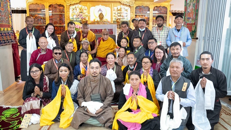 Thánh Đức Đạt Lai Lạt Ma chụp ảnh nhóm với các thành viên cốt lõi của nhóm Nghiên cứu Kinh nghiệm Giáo dục Học sinh ở Ladakh sau cuộc gặp gỡ của họ tại Dinh thự của Ngài ở Shewatsel, Leh, Ladakh, Ấn Độ vào 10 tháng 8, 2023. Ảnh của Tenzin Choejor