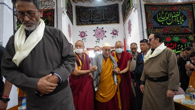 Thánh Đức Đạt Lai Lạt Ma quang lâm đến Imam Bargah, Chuchot Yokma, ở Leh, Ladakh, Ấn Độ vào 12 tháng 8, 2023. Ảnh của Tenzin Choejor