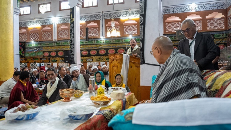 Đại diện của người Sunni, Tiến sĩ Abdul Quayoum, Chủ tịch của Anjuman Moin-ul-Islam (AMI), phát biểu tại cuộc gặp gỡ ở Imam Bargah, Chuchot Yokma, Leh, Ladakh, Ấn Độ vào 12 tháng 8, 2023. Ảnh của Tenzin Choejor