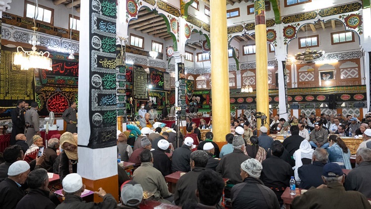 Quang cảnh bên trong Imam Bargah, Chuchot Yokma, ở Leh, Ladakh, Ấn Độ trong chương trình với Thánh Đức Đạt Lai Lạt Ma vào 12 tháng 8, 2023. Ảnh của Tenzin Choejor