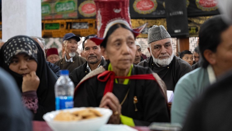 Các thành viên của khán giả đang lắng nghe Thánh Đức Đạt Lai Lạt Ma trong chương trình tại Imam Bargah, Chuchot Yokma, ở Leh, Ladakh, Ấn Độ vào 12 tháng 8, 2023. Ảnh của Tenzin Choejor
