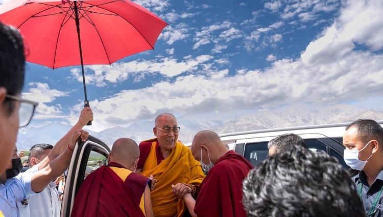 Thánh Đức Đạt Lai Lạt Ma quang lâm đến Sindhu Ghat để tham dự bữa tiệc trưa chia tay do Hội đồng Phát triển Miền núi Tự trị Ladakh (LAHDC) cúng dường tại Leh, Ladakh, Ấn Độ vào 16 tháng 8, 2023. Ảnh của Tenzin Choejor