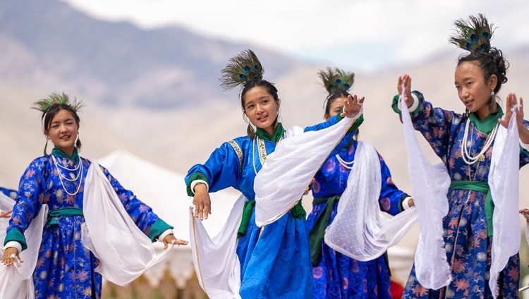 Các em học sinh biểu diễn vũ điệu truyền thống trong bữa tiệc trưa chia tay dành cho Thánh Đức Đạt Lai Lạt Ma tại Sindhu Ghat ở Leh, Ladakh, Ấn Độ vào 16 tháng 8, 2023. Ảnh của Tenzin Choejor