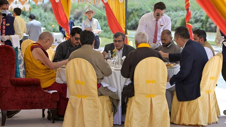 Thánh Đức Đạt Lai Lạt Ma cùng với các vị khách đặc biệt và các quan chức trong bữa tiệc trưa chia tay do Hội đồng Phát triển Miền núi Tự trị Ladakh (LAHDC) cúng dường tại Sindhu Ghat ở Leh, Ladakh, Ấn Độ vào 16 tháng 8, 2023. Ảnh của Tenzin Choejor