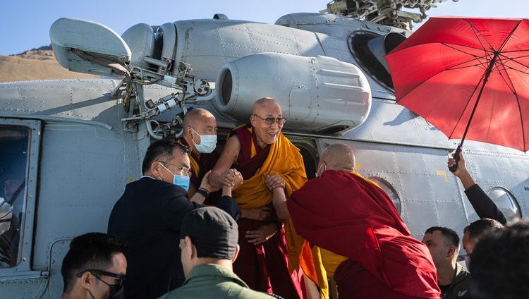 Thánh Đức Đạt Lai Lạt Ma quang lâm đến sân bay trực thăng gần bãi giảng ở Khaltse, Ladakh, Ấn Độ vào 18 tháng 8, 2023. Ảnh của Tenzin Choejor