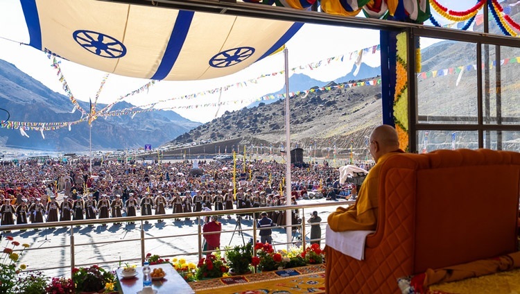 Thánh Đức Đạt Lai Lạt Ma xem các tiết mục biểu diễn văn nghệ trong buổi lễ cung nghinh tại sân bãi thuyết pháp ở Khaltse, Ladakh, Ấn Độ vào 18 tháng 8, 2023. Ảnh của Tenzin Choejor