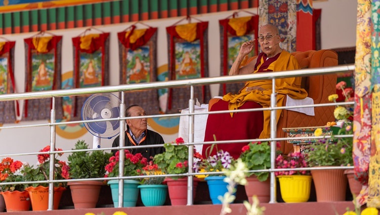 Thánh Đức Đạt Lai Lạt Ma nói chuyện với Hội chúng tại sân bãi thuyết Pháp ở Khaltse, Ladakh, Ấn Độ vào 18 tháng 8, 2023. Ảnh của Tenzin Choejor