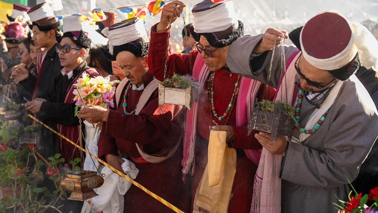 Các thành viên của đám đông xếp hàng dọc theo bên đường, cầm hoa và thắp hương chờ cung đón Thánh Đức Đạt Lai Lạt Ma quang lâm đến sân bãi thuyết Pháp ở Khaltse, Ladakh, Ấn Độ vào 19 tháng 8, 2023. Ảnh của Tenzin Choejor