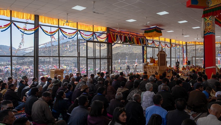 Quang cảnh từ bên trong gian Lều thuyết Pháp trong thời gian Thánh Đức Đạt Lai Lạt Ma thuyết Pháp ở Khaltse, Ladakh, Ấn Độ vào 19 tháng 8, 2023. Ảnh của Tenzin Choejor