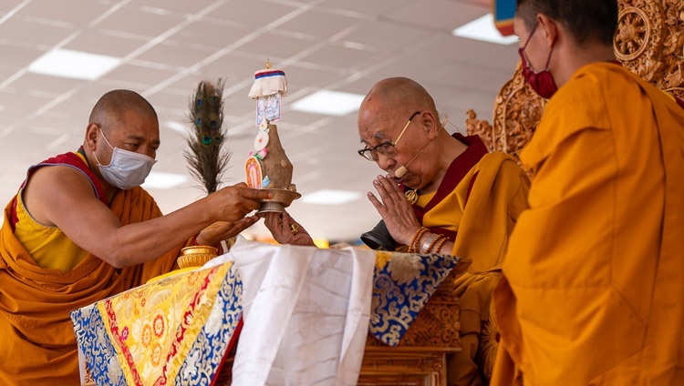 Thánh Đức Đạt Lai Lạt Ma ban quán đảnh Trường thọ tại Sân bãi giảng Pháp ở Khaltse, Ladakh, Ấn Độ vào 19 tháng 8, 2023. Ảnh của Tenzin Choejor