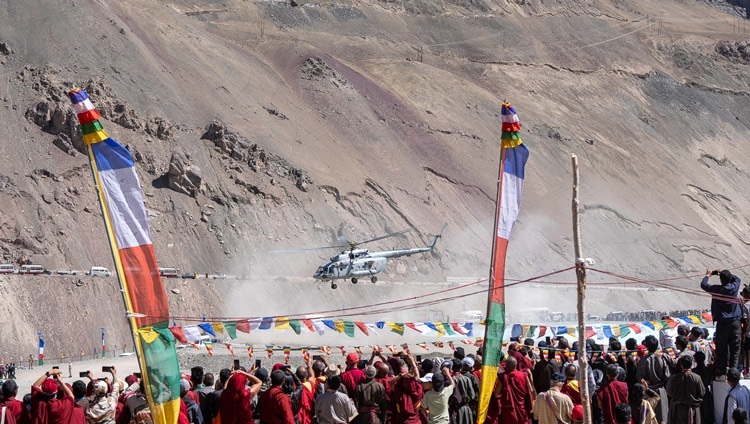 Máy bay trực thăng của Thánh Đức Đạt Lai Lạt Ma cất cánh đi Leh sau khi kết thúc Pháp Hội của Ngài tại sân bãi thuyết Pháp ở Khaltse, Ladakh, Ấn Độ vào 19 tháng 8, 2023. Ảnh của Tenzin Choejor