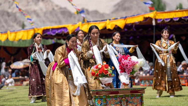 Phụ nữ địa phương biểu diễn ca khúc chào mừng Thánh Đức Đạt Lai Lạt Ma vào lúc bắt đầu bữa tiệc trưa chia tay tại khu vườn Abispang của Tu viện Spituk ở Leh, Ladakh, Ấn Độ vào 23 tháng 8, 2023. Ảnh của Tenzin Choejor