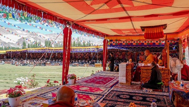 Thánh Đức Đạt Lai Lạt Ma phát biểu trước hội chúng tại khu vườn Abispang của Tu viện Spituk ở Leh, Ladakh, Ấn Độ vào 23 tháng 8, 2023. Ảnh của Tenzin Choejor