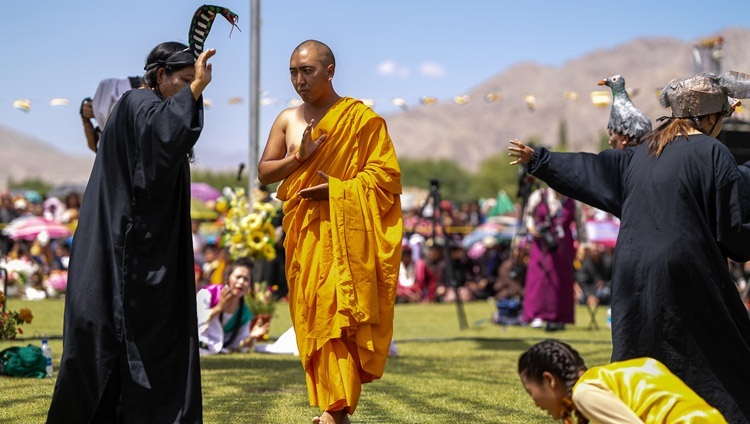 Các nghệ sĩ của Tổ chức Nhà hát Ladakh biểu diễn vở kịch ngắn "Luân hồi" trong bữa tiệc trưa chia tay với Thánh Đức Đạt Lai Lạt Ma tại khu vườn Abispang của Tu viện Spituk ở Leh, Ladakh, Ấn Độ vào 23 tháng 8, 2023. Ảnh của Tenzin Choejor