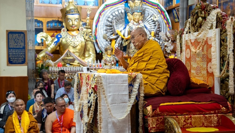Thánh Đức Đạt Lai Lạt Ma phát biểu trong ngày thuyết Pháp đầu tiên thể theo sự thỉnh cầu của người dân Đông Nam Á tại Chùa chính Tây Tạng ở Dharamsala, HP, Ấn Độ vào 5 tháng 9, 2023. Ảnh của Tenzin Choejor