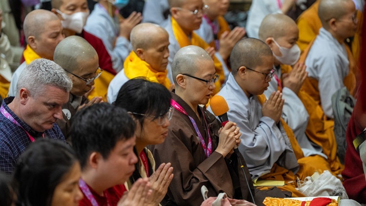 Các thành viên của khán giả bên trong Chùa Chính Tây Tạng tụng Bát Nhã Tâm Kinh bằng tiếng Trung Quốc khi bắt đầu buổi thuyết giảng của Thánh Đức Đạt Lai Lạt Ma thể theo sự thỉnh cầu của người dân Đông Nam Á tại Dharamsala, HP, Ấn Độ vào 5 tháng 9, 2023. Ảnh của Tenzin Choejor