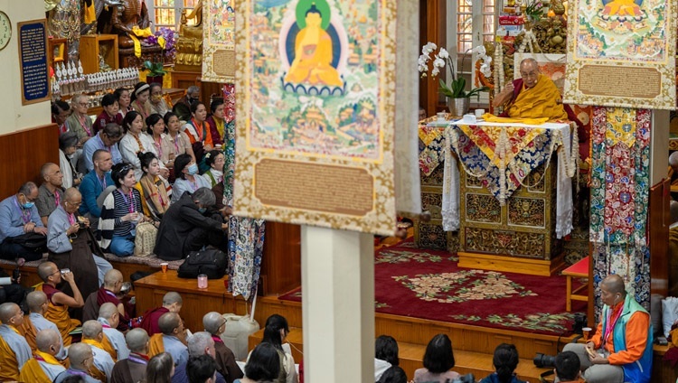 Thánh Đức Đạt Lai Lạt Ma phát biểu trước hội chúng vào ngày đầu tiên của Pháp hội thể theo sự thỉnh cầu của người dân Đông Nam Á tại Chùa chính Tây Tạng ở Dharamsala, HP, Ấn Độ vào 5 tháng 9, 2023. Ảnh của Tenzin Choejor