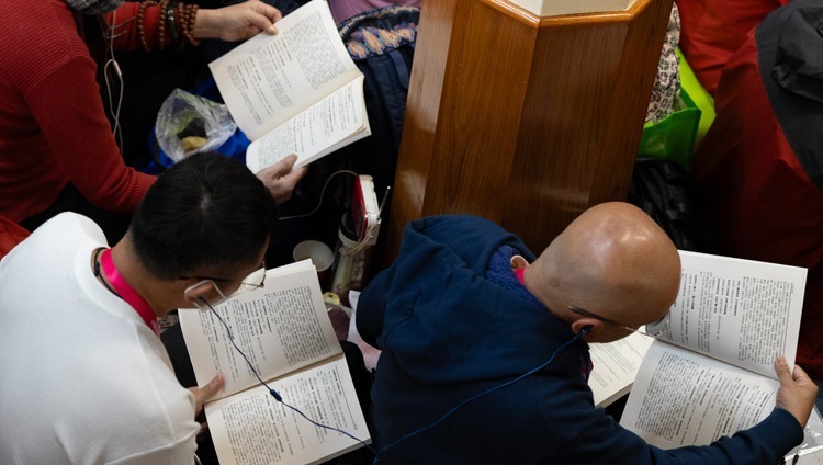 Các thành viên của khán giả đang theo dõi bản văn khi Thánh Đức Đạt Lai Lạt Ma đọc từ 'Nhập Trung Quán Luận' của Ngài Nguyệt Xứng vào ngày đầu tiên của Pháp Hội thể theo sự thỉnh cầu của người dân Đông Nam Á tại Chùa Chính Tây Tạng ở Dharamsala, HP, Ấn Độ vào ngày 5 tháng 9, 2023. Ảnh của Tenzin Choejor