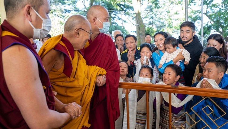 Thánh Đức Đạt Lai Lạt Ma chào đón các thành viên của Hội chúng vân tập trong sân Chùa Chính Tây Tạng để tham dự ngày thứ hai của Pháp Hội tại Dharamsala, HP, Ấn Độ vào 6 tháng 9, 2023. Ảnh của Tenzin Choejor
