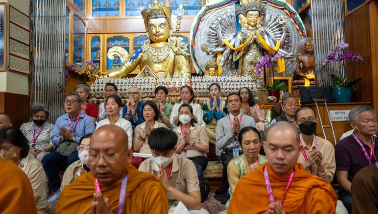 Các thành viên của khán giả đến từ các nước Đông Nam Á trên khán đài trong ngày thứ hai của Pháp Hội của Thánh Đức Đạt Lai Lạt Ma tại Chùa chính Tây Tạng ở Dharamsala, HP, Ấn Độ vào 6 tháng 9, 2023. Ảnh của Tenzin Choejor