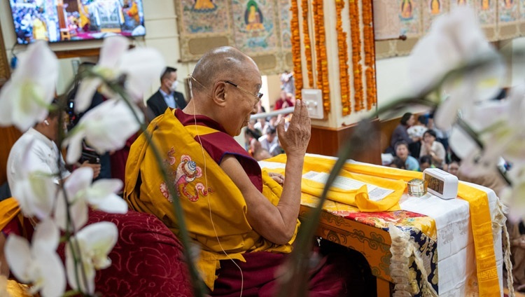 Thánh Đức Đạt Lai Lạt Ma nói chuyện với hội chúng vào ngày thứ hai của Pháp Hội do người dân Đông Nam Á thỉnh cầu tại Chùa chính Tây Tạng ở Dharamsala, HP, Ấn Độ vào 6 tháng 9, 2023. Ảnh của Tenzin Choejor
