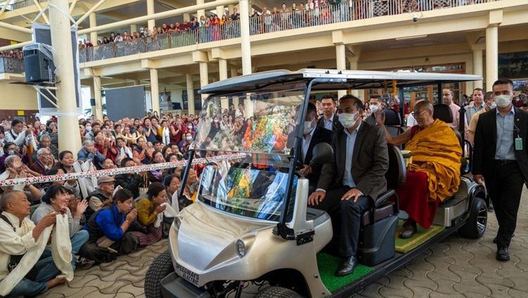 Thánh Đức Đạt Lai Lạt Ma đi xe golf trở về Dinh thự của mình khi kết thúc ngày thứ hai của Pháp Hội do người dân Đông Nam Á thỉnh cầu tại Chùa Tây Tạng Chính ở Dharamsala, HP, Ấn Độ vào 6 tháng 9, 2023. Ảnh của Tenzin Choejor
