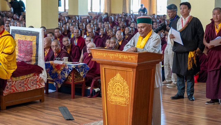 Kishori Lal, Thành viên Hội đồng Lập pháp (MLA) địa phương, phát biểu trước Hội chúng tại Lễ Lạc Thành Học Viện Khamgar Druk Dharmakara ở Tashi Jong, HP, Ấn Độ vào 27 tháng 9 năm 2023. Ảnh của Thượng toạ Tenzin Jamphel